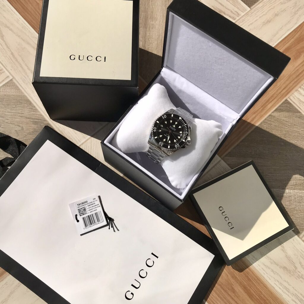 Đồng Hồ Gucci Dive Siêu Cấp Nam Mặt Số Đen Dây Thép Trắng 40mm (7)
