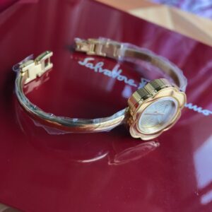 Đồng Hồ Salvatore Ferragamo Nữ Dạng Lắc Hình Bông Hoa
