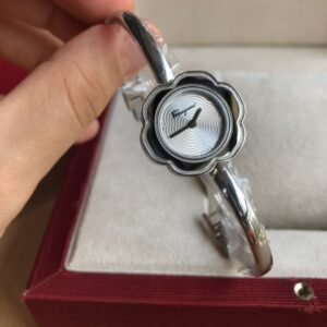 Đồng Hồ Salvatore Ferragamo Nữ Dây Kim Loại Dạng Lắc Bông Hoa 30mm (1)