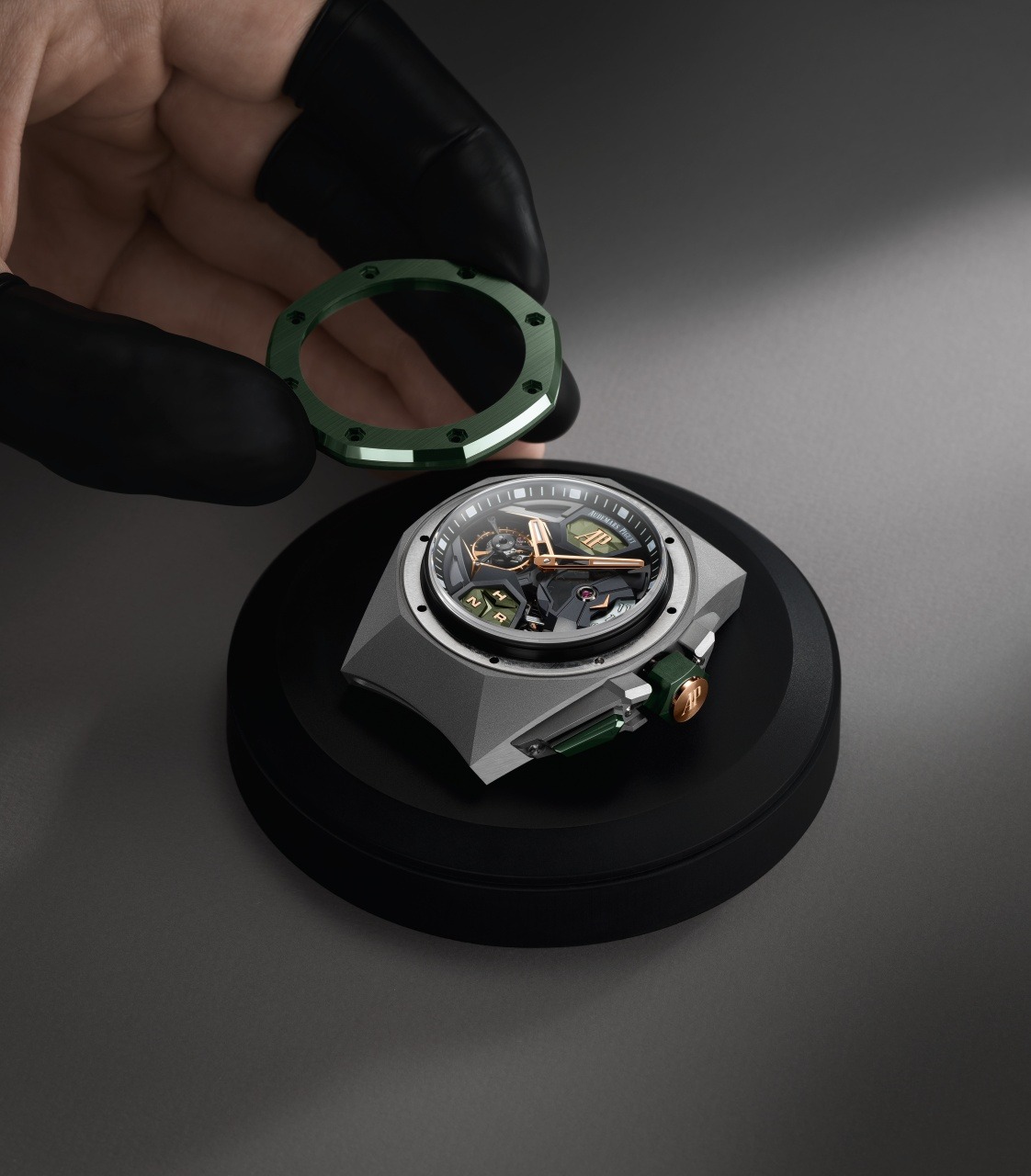 Royal Oak Concept Flying Tourbillon GMT Sự Đột Phá Từ Audemars Piguet Với Chất Liệu Ceramic Xanh