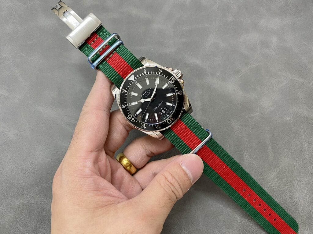 Đồng Hồ Gucci Dive YA136206 Nam Mặt Số Đen Siêu Cấp 45mm (2)