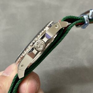 Đồng Hồ Gucci Dive YA136206 Nam Mặt Số Đen Siêu Cấp 45mm (2)