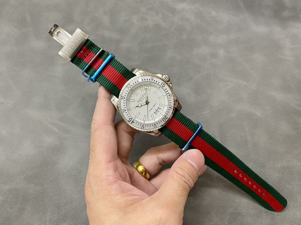 Đồng Hồ Gucci Dive YA136207 Nam Dây Vải Siêu Cấp 45mm (1)