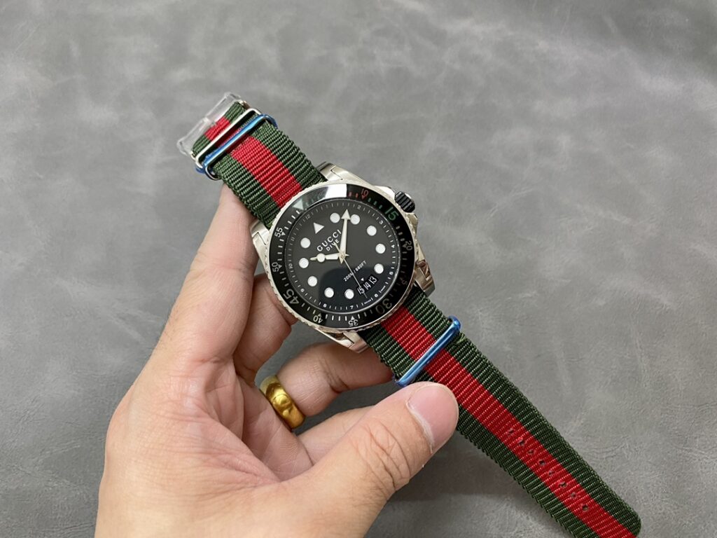 Đồng Hồ Gucci Dive YA136209A Nam Dây Vải Siêu Cấp 45mm (2)