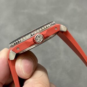 Đồng Hồ Gucci Dive YA136309 Nam Dây Cao Su Màu Đỏ 40mm (3)