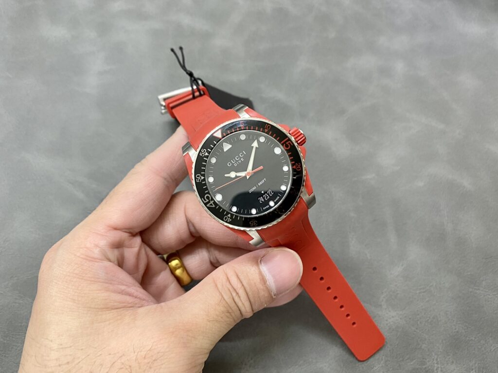 Đồng Hồ Gucci Dive YA136309 Nam Dây Cao Su Màu Đỏ 40mm (3)
