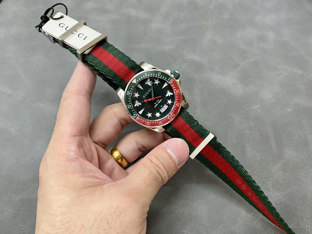 Đồng Hồ Gucci Dive YA136339 Siêu Cấp Mặt Xanh Lá Cây 45mm (8)