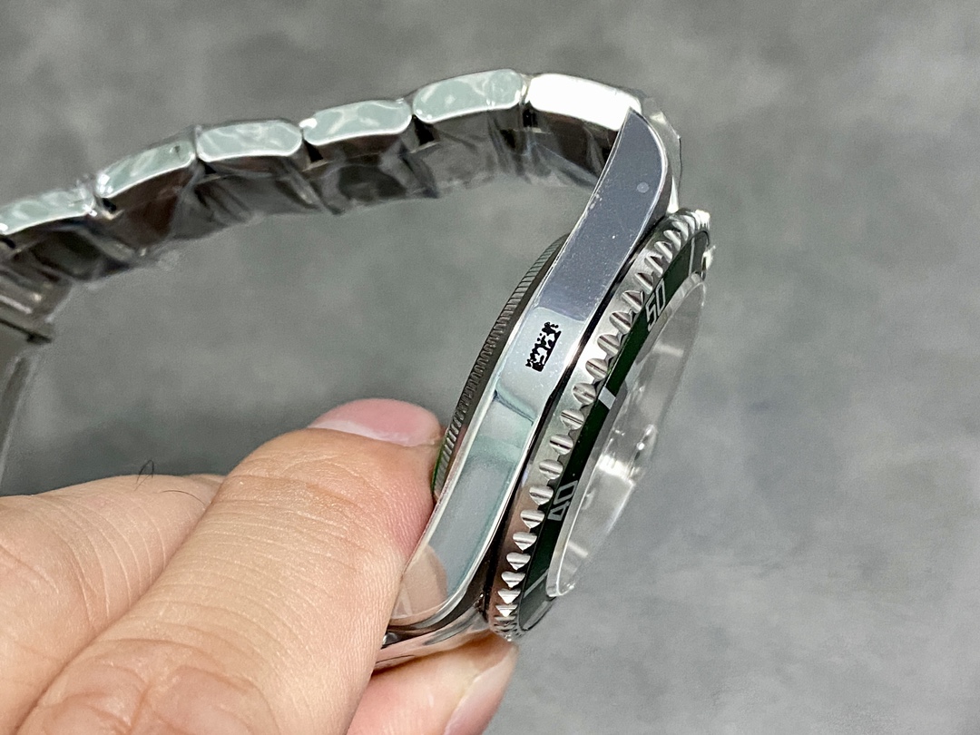 Đồng Hồ Rolex Submariner 16610LV Kermit Replica Cao Cấp Nhà Máy AR (2) Đồng Hồ Rolex Submariner 16610LV Kermit Replica Cao Cấp Nhà Máy AR (1)