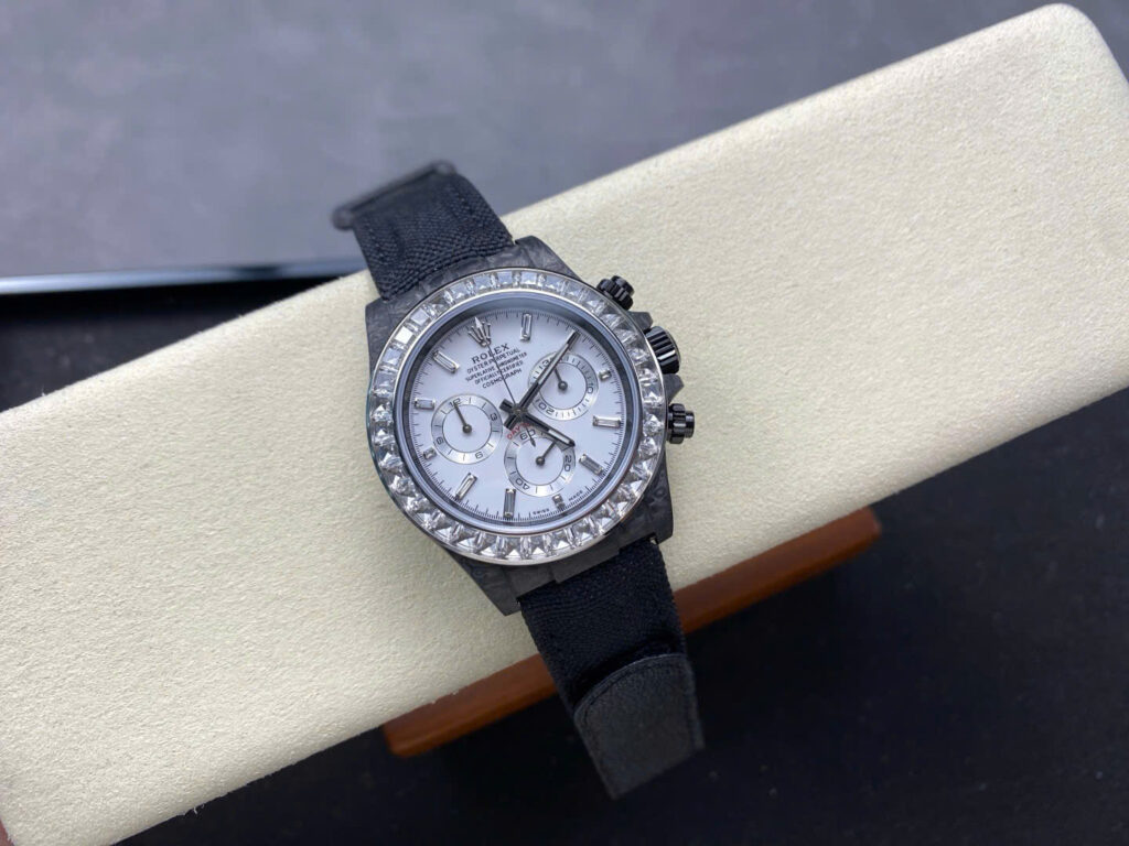 Đồng Hồ Rolex Daytona Carbon Đính Kim Cương Moissanite Baguette 40mm (3)