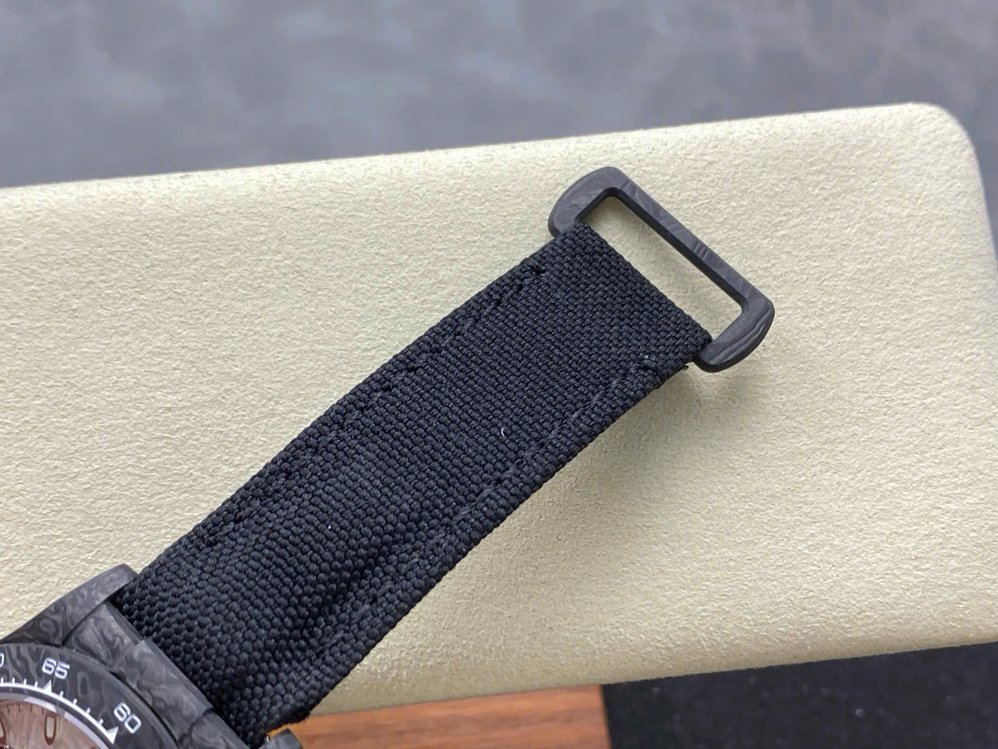 Đồng Hồ Rolex Daytona Diw Chế Tác Carbon Mặt Số Thiên Thạch 40mm (1) Đồng Hồ Rolex Daytona Diw Chế Tác Carbon Mặt Số Thiên Thạch 40mm (9)