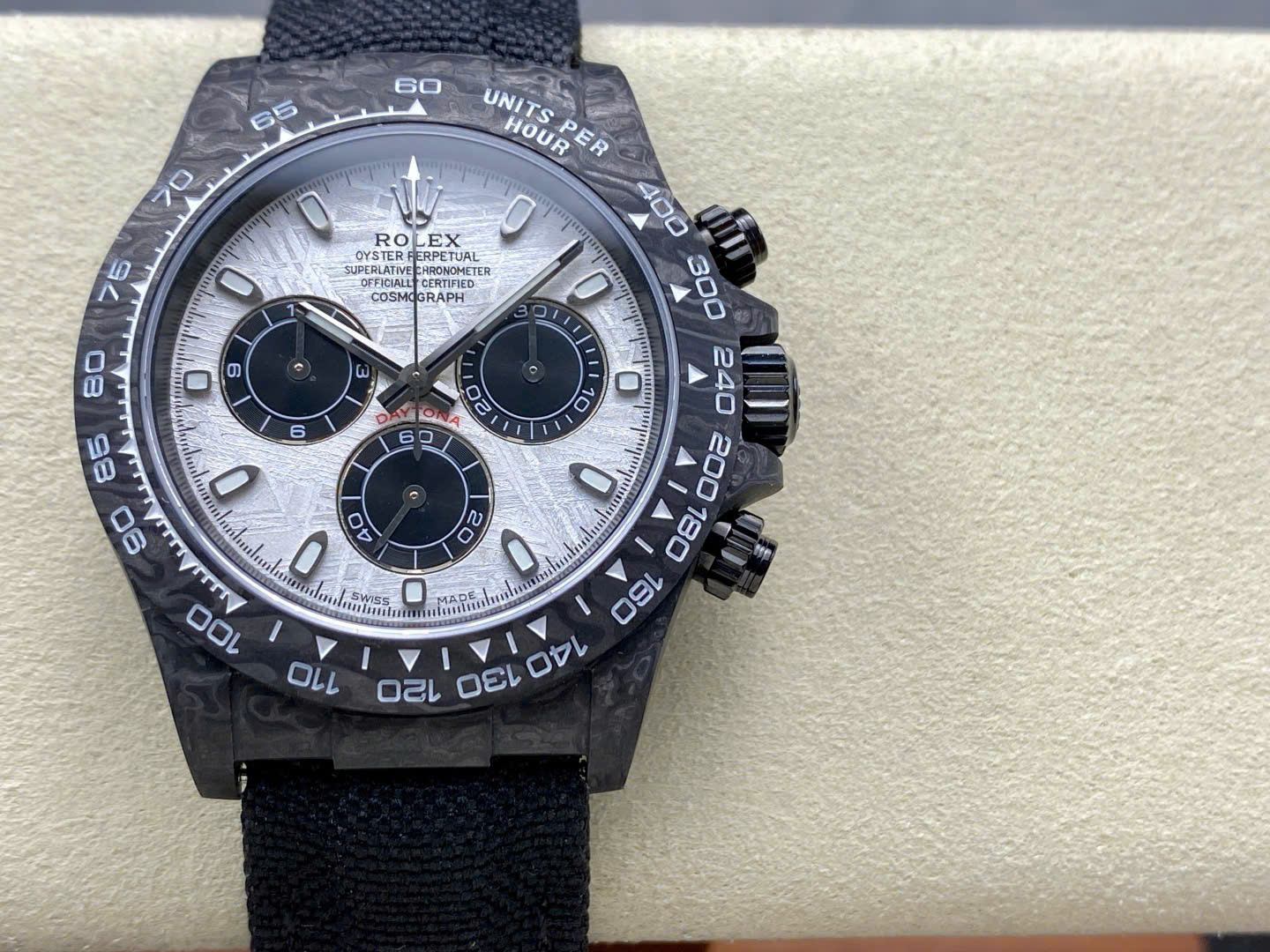 Đồng Hồ Rolex Daytona Diw Chế Tác Carbon Mặt Số Thiên Thạch 40mm (3) Đồng Hồ Rolex Daytona Diw Chế Tác Carbon Mặt Số Thiên Thạch 40mm (9)