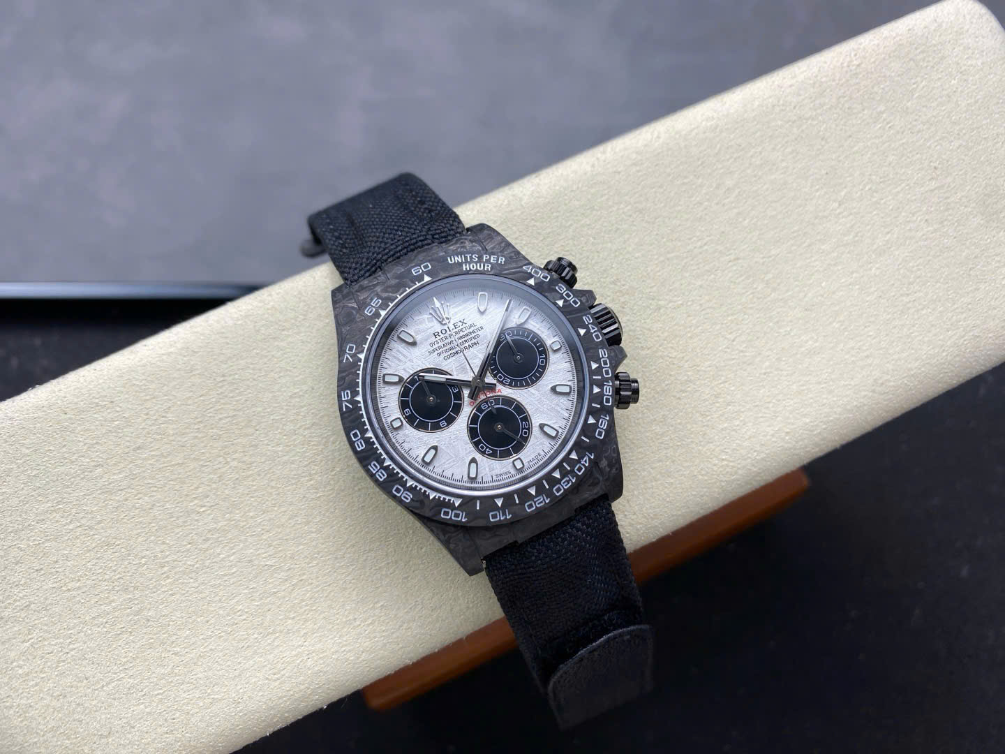 Đồng Hồ Rolex Daytona Diw Chế Tác Carbon Mặt Số Thiên Thạch 40mm (6) Đồng Hồ Rolex Daytona Diw Chế Tác Carbon Mặt Số Thiên Thạch 40mm (9)