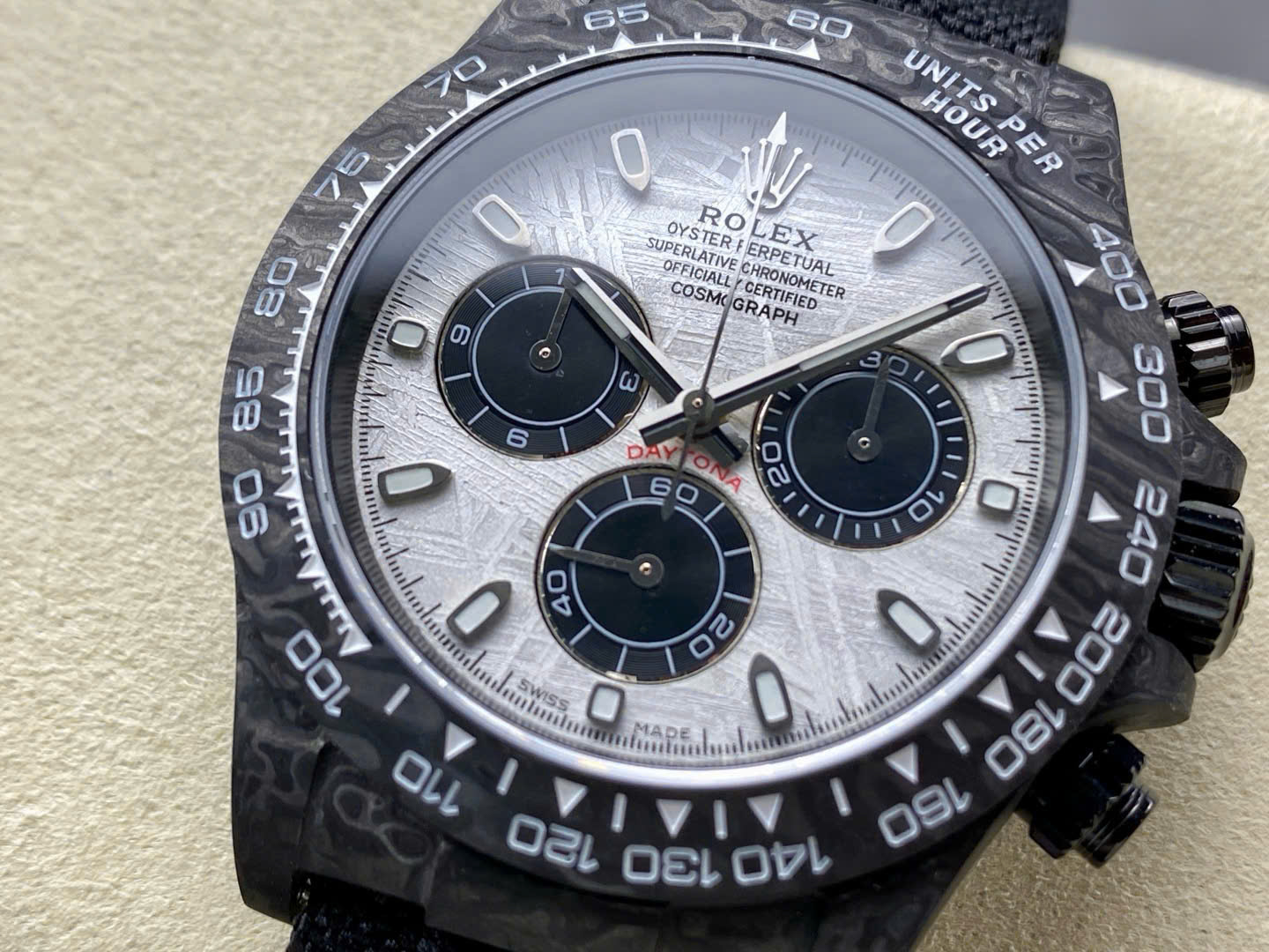 Đồng Hồ Rolex Daytona Diw Chế Tác Carbon Mặt Số Thiên Thạch 40mm (7) Đồng Hồ Rolex Daytona Diw Chế Tác Carbon Mặt Số Thiên Thạch 40mm (9)