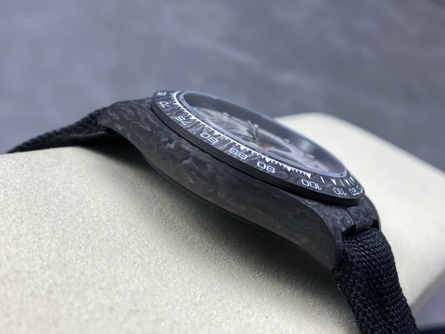 Đồng Hồ Rolex Daytona Diw Chế Tác Carbon Mặt Số Thiên Thạch 40mm (8) Đồng Hồ Rolex Daytona Diw Chế Tác Carbon Mặt Số Thiên Thạch 40mm (9)