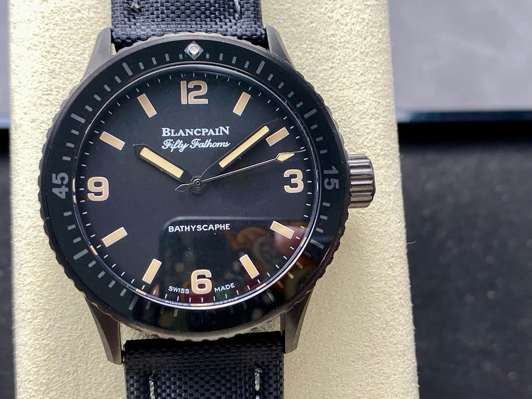 Đồng Hồ Blancpain Bathyscaphe HODINKEE 5100 1130 Vỏ Gốm Xám 38mm (4) Đồng Hồ Blancpain Bathyscaphe HODINKEE 5100 1130 Vỏ Gốm Xám 38mm (9)