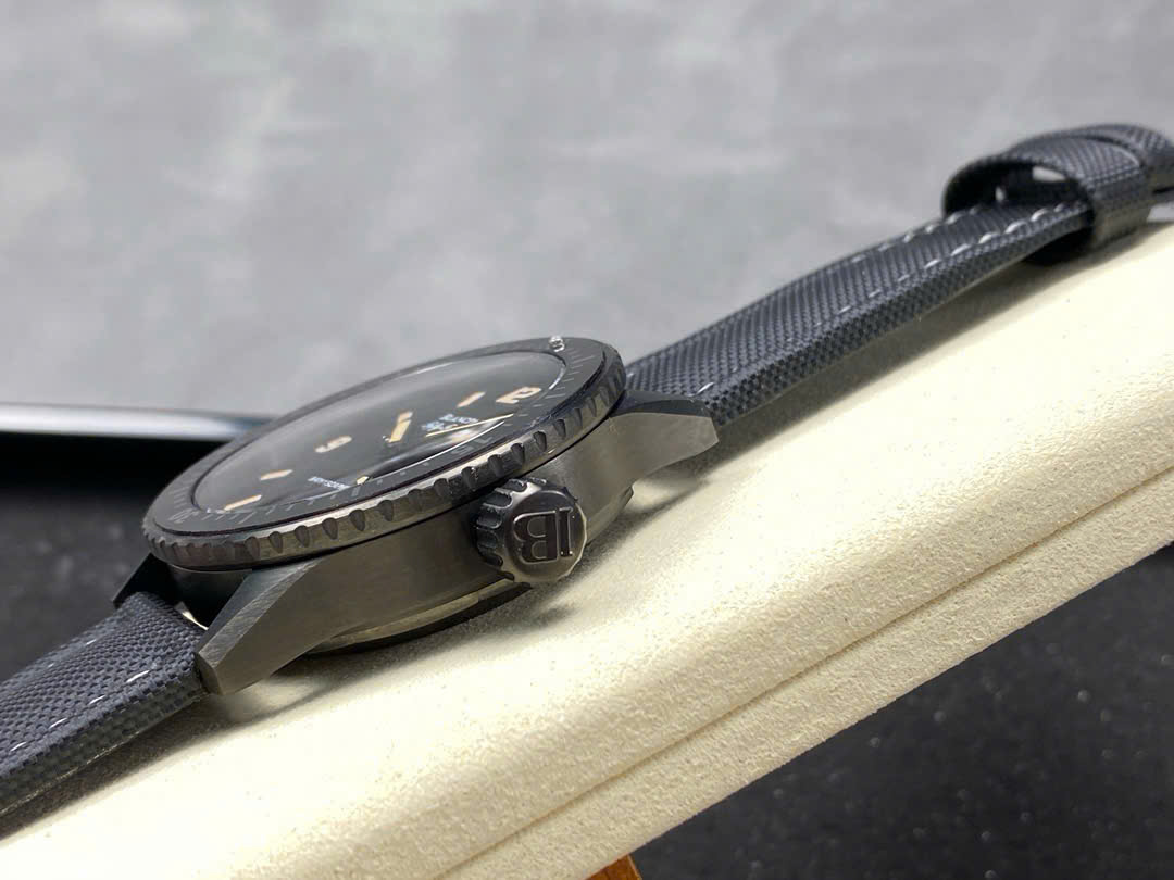 Đồng Hồ Blancpain Bathyscaphe HODINKEE 5100 1130 Vỏ Gốm Xám 38mm (5) Đồng Hồ Blancpain Bathyscaphe HODINKEE 5100 1130 Vỏ Gốm Xám 38mm (9)