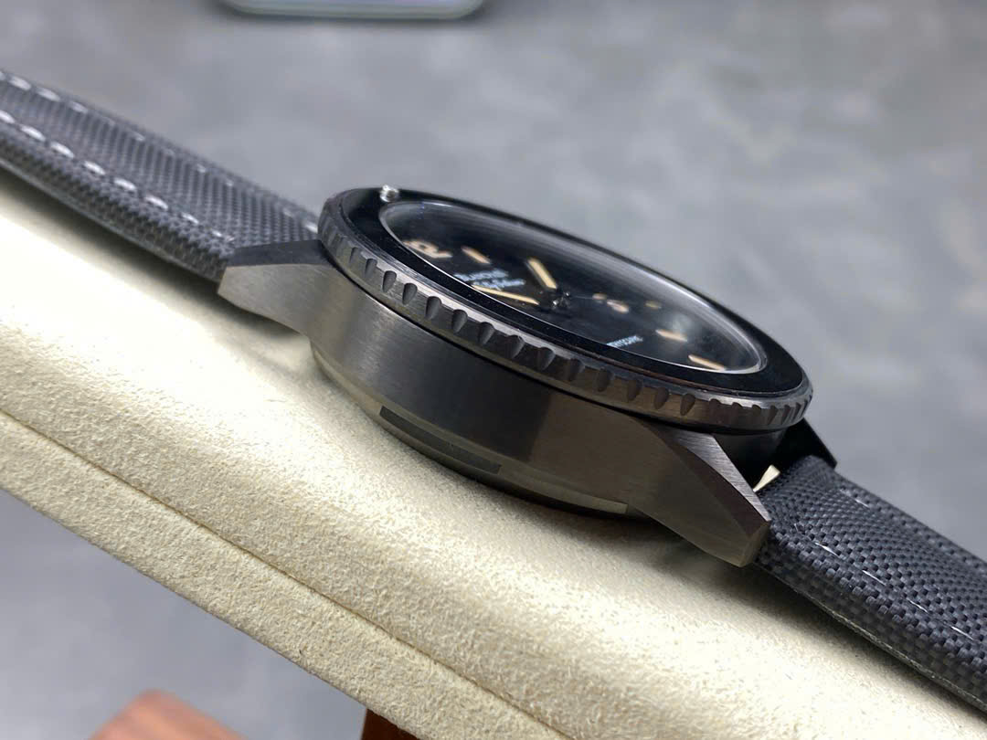 Đồng Hồ Blancpain Bathyscaphe HODINKEE 5100 1130 Vỏ Gốm Xám 38mm (7) Đồng Hồ Blancpain Bathyscaphe HODINKEE 5100 1130 Vỏ Gốm Xám 38mm (9)