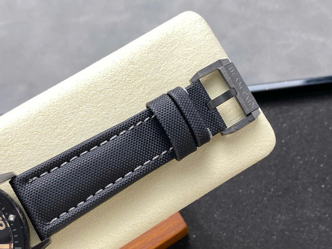 Đồng Hồ Blancpain Bathyscaphe HODINKEE 5100 1130 Vỏ Gốm Xám 38mm (8) Đồng Hồ Blancpain Bathyscaphe HODINKEE 5100 1130 Vỏ Gốm Xám 38mm (9)