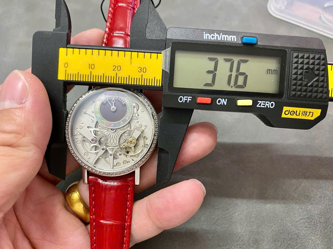 Đồng Hồ Breguet Tradition 7038BB Đính Đá Dây Da Màu Đỏ Replica ZF 37mm (1) Đồng Hồ Breguet Tradition 7038BB Đính Đá Dây Da Màu Đỏ Replica ZF 37mm (3)