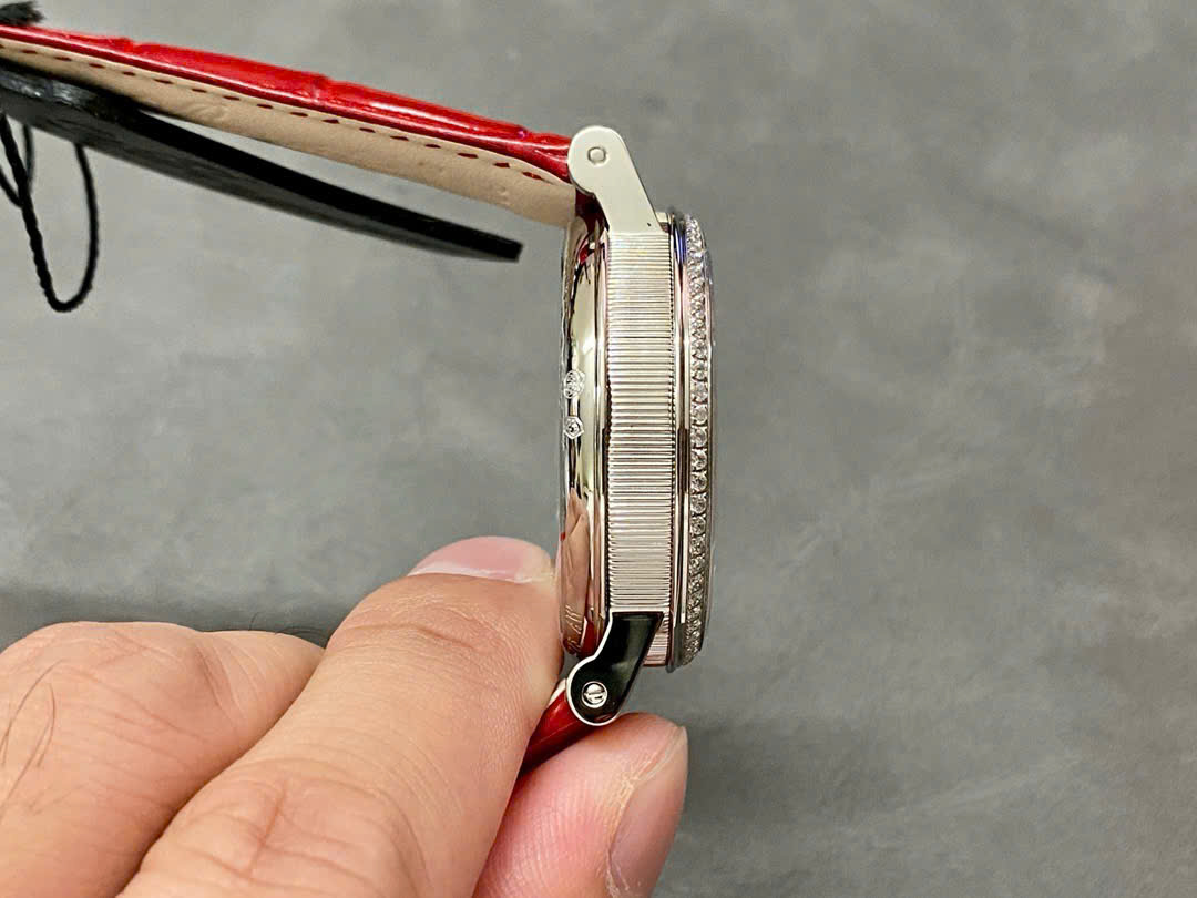 Đồng Hồ Breguet Tradition 7038BB Đính Đá Dây Da Màu Đỏ Replica ZF 37mm (2) Đồng Hồ Breguet Tradition 7038BB Đính Đá Dây Da Màu Đỏ Replica ZF 37mm (3)