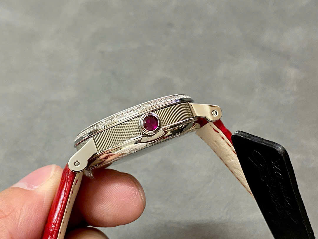 Đồng Hồ Breguet Tradition 7038BB Đính Đá Dây Da Màu Đỏ Replica ZF 37mm (5) Đồng Hồ Breguet Tradition 7038BB Đính Đá Dây Da Màu Đỏ Replica ZF 37mm (3)