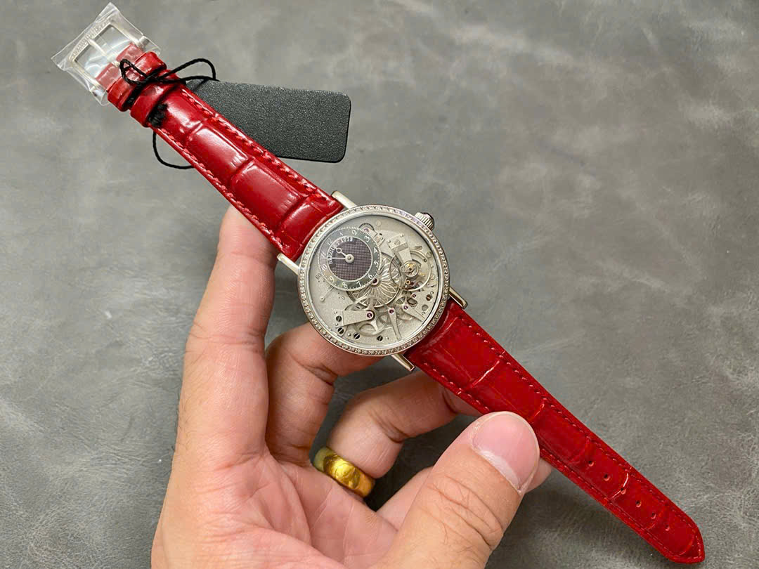 Đồng Hồ Breguet Tradition 7038BB Đính Đá Dây Da Màu Đỏ Replica ZF 37mm (6) Đồng Hồ Breguet Tradition 7038BB Đính Đá Dây Da Màu Đỏ Replica ZF 37mm (3)