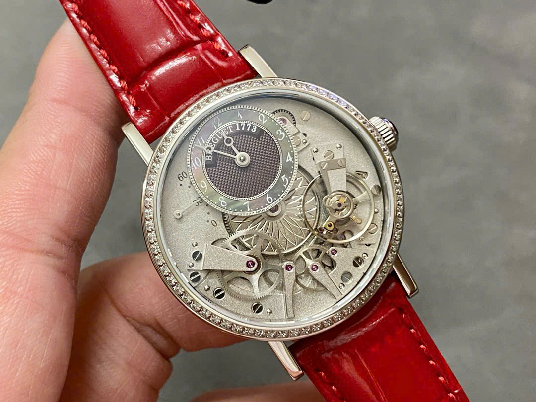 Đồng Hồ Breguet Tradition 7038BB Đính Đá Dây Da Màu Đỏ Replica ZF 37mm (7) Đồng Hồ Breguet Tradition 7038BB Đính Đá Dây Da Màu Đỏ Replica ZF 37mm (3)