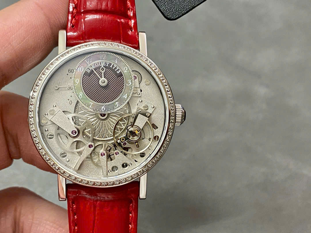 Đồng Hồ Breguet Tradition 7038BB Đính Đá Dây Da Màu Đỏ Replica ZF 37mm (8) Đồng Hồ Breguet Tradition 7038BB Đính Đá Dây Da Màu Đỏ Replica ZF 37mm (3)