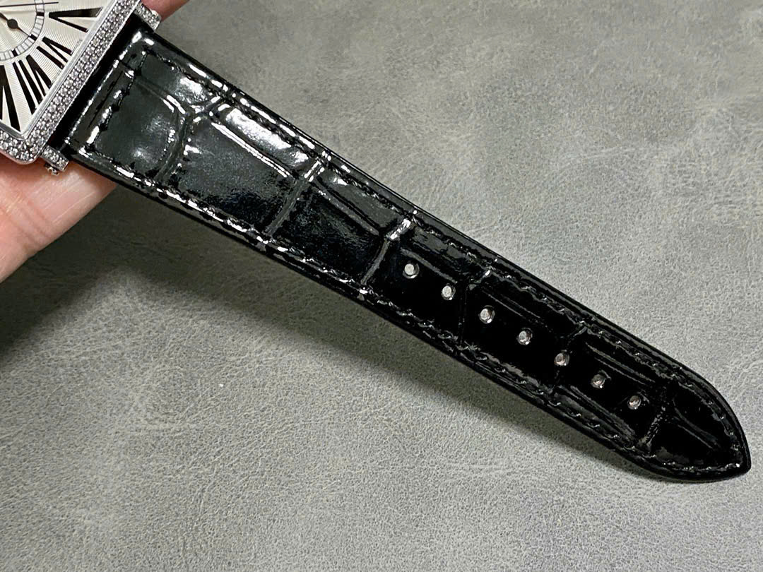 Đồng Hồ Franck Muller Master Square 6002 Đính Đá Dây Da Màu Đen 33x33mm (1) Đồng Hồ Franck Muller Master Square 6002 Đính Đá Dây Da Màu Đen 33x33mm (2)