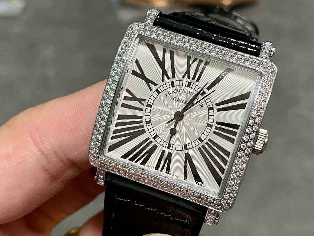 Đồng Hồ Franck Muller Master Square 6002 Đính Đá Dây Da Màu Đen 33x33mm (2) Đồng Hồ Franck Muller Master Square 6002 Đính Đá Dây Da Màu Đen 33x33mm (2)