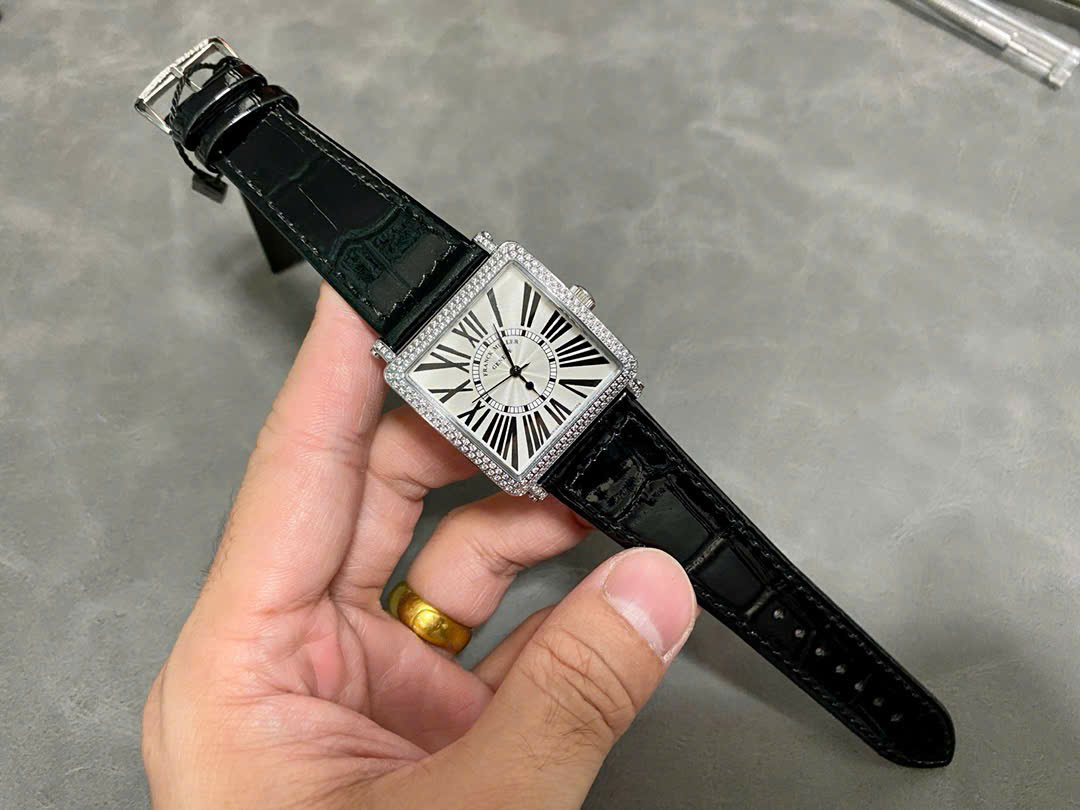 Đồng Hồ Franck Muller Master Square 6002 Đính Đá Dây Da Màu Đen 33x33mm (3) Đồng Hồ Franck Muller Master Square 6002 Đính Đá Dây Da Màu Đen 33x33mm (2)
