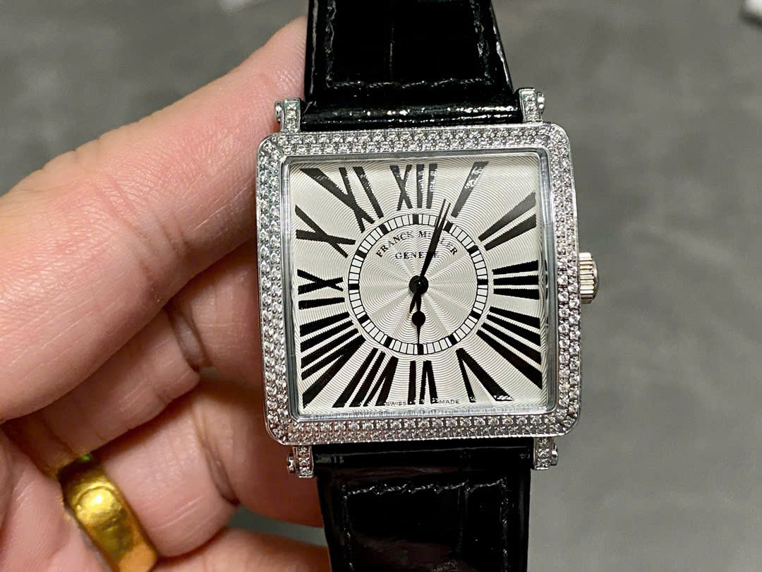Đồng Hồ Franck Muller Master Square 6002 Đính Đá Dây Da Màu Đen 33x33mm (4) Đồng Hồ Franck Muller Master Square 6002 Đính Đá Dây Da Màu Đen 33x33mm (2)
