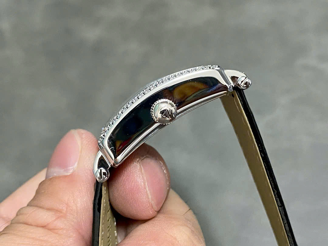 Đồng Hồ Franck Muller Master Square 6002 Đính Đá Dây Da Màu Đen 33x33mm (5) Đồng Hồ Franck Muller Master Square 6002 Đính Đá Dây Da Màu Đen 33x33mm (2)