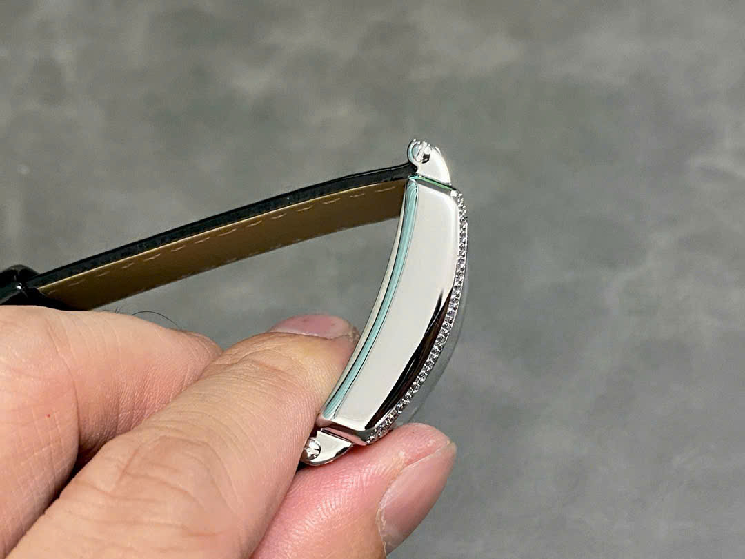 Đồng Hồ Franck Muller Master Square 6002 Đính Đá Dây Da Màu Đen 33x33mm (9) Đồng Hồ Franck Muller Master Square 6002 Đính Đá Dây Da Màu Đen 33x33mm (2)