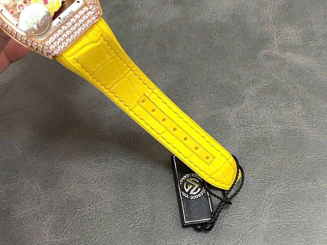 Đồng Hồ Franck Muller V32 Nữ Đính Đá Màu Vàng Replica Cao Cấp 36mm (1) Đồng Hồ Franck Muller V32 Nữ Đính Đá Màu Vàng Replica Cao Cấp 36mm (1)