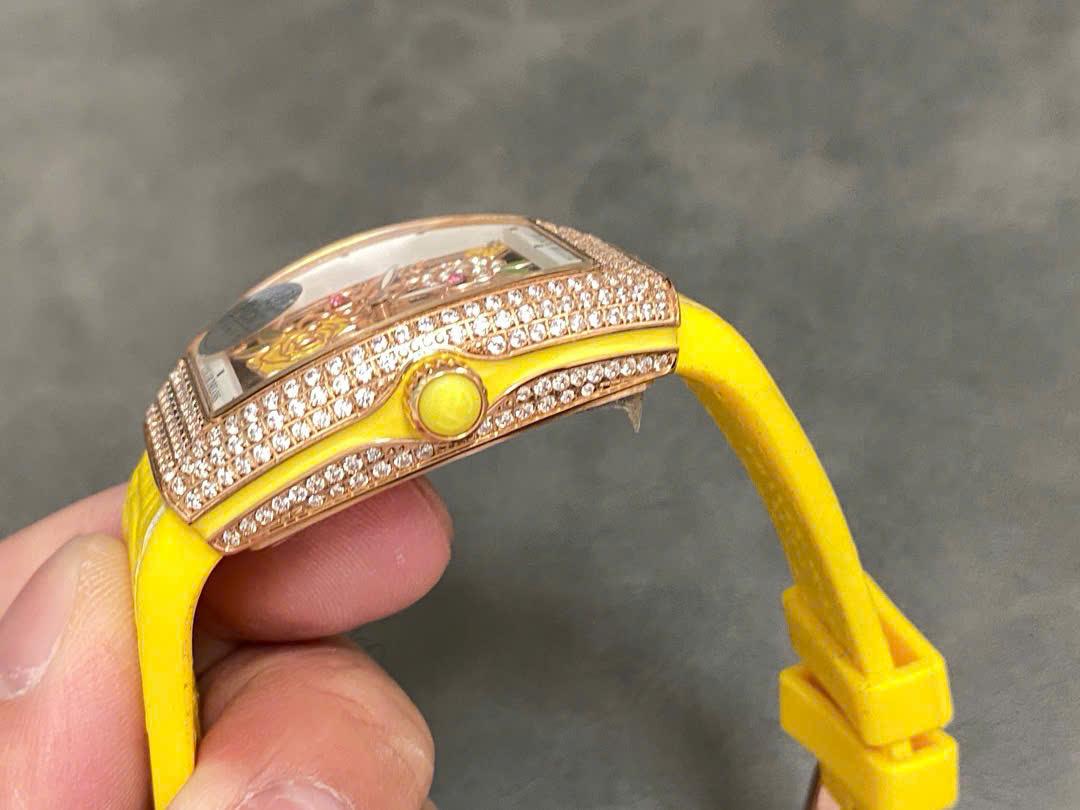 Đồng Hồ Franck Muller V32 Nữ Đính Đá Màu Vàng Replica Cao Cấp 36mm (2) Đồng Hồ Franck Muller V32 Nữ Đính Đá Màu Vàng Replica Cao Cấp 36mm (1)