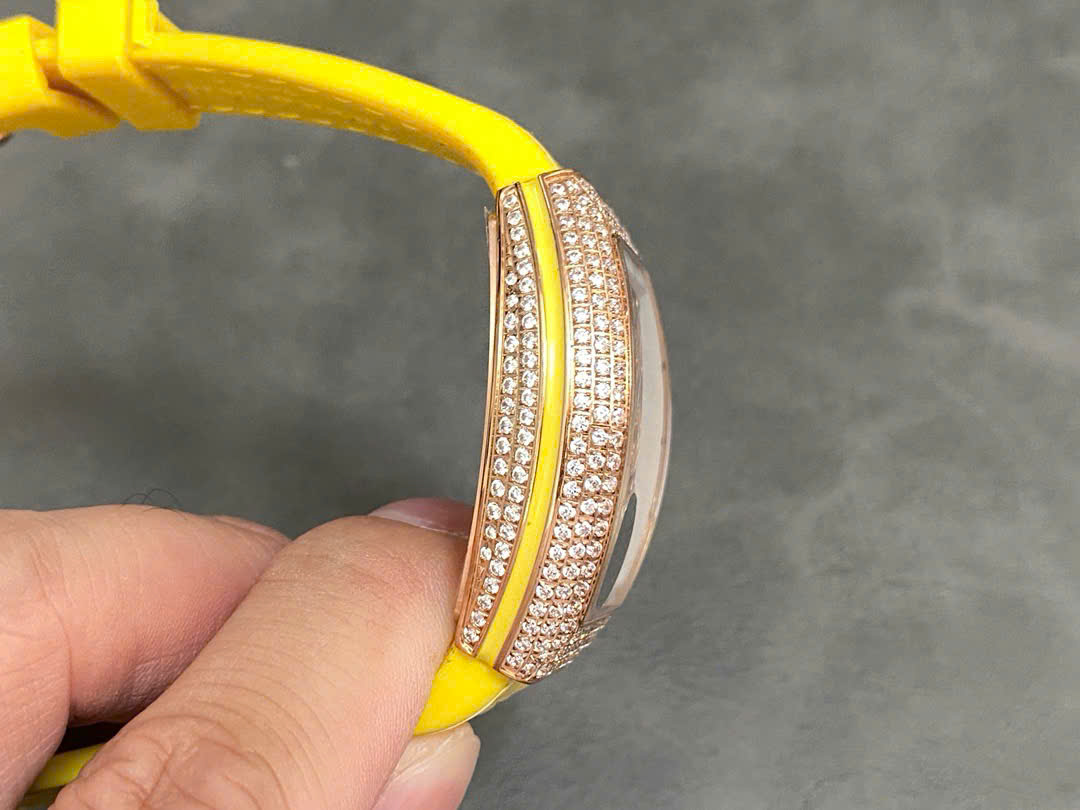 Đồng Hồ Franck Muller V32 Nữ Đính Đá Màu Vàng Replica Cao Cấp 36mm (4) Đồng Hồ Franck Muller V32 Nữ Đính Đá Màu Vàng Replica Cao Cấp 36mm (1)