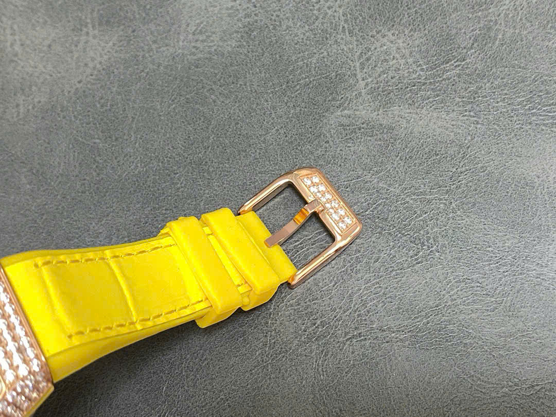 Đồng Hồ Franck Muller V32 Nữ Đính Đá Màu Vàng Replica Cao Cấp 36mm (5) Đồng Hồ Franck Muller V32 Nữ Đính Đá Màu Vàng Replica Cao Cấp 36mm (1)