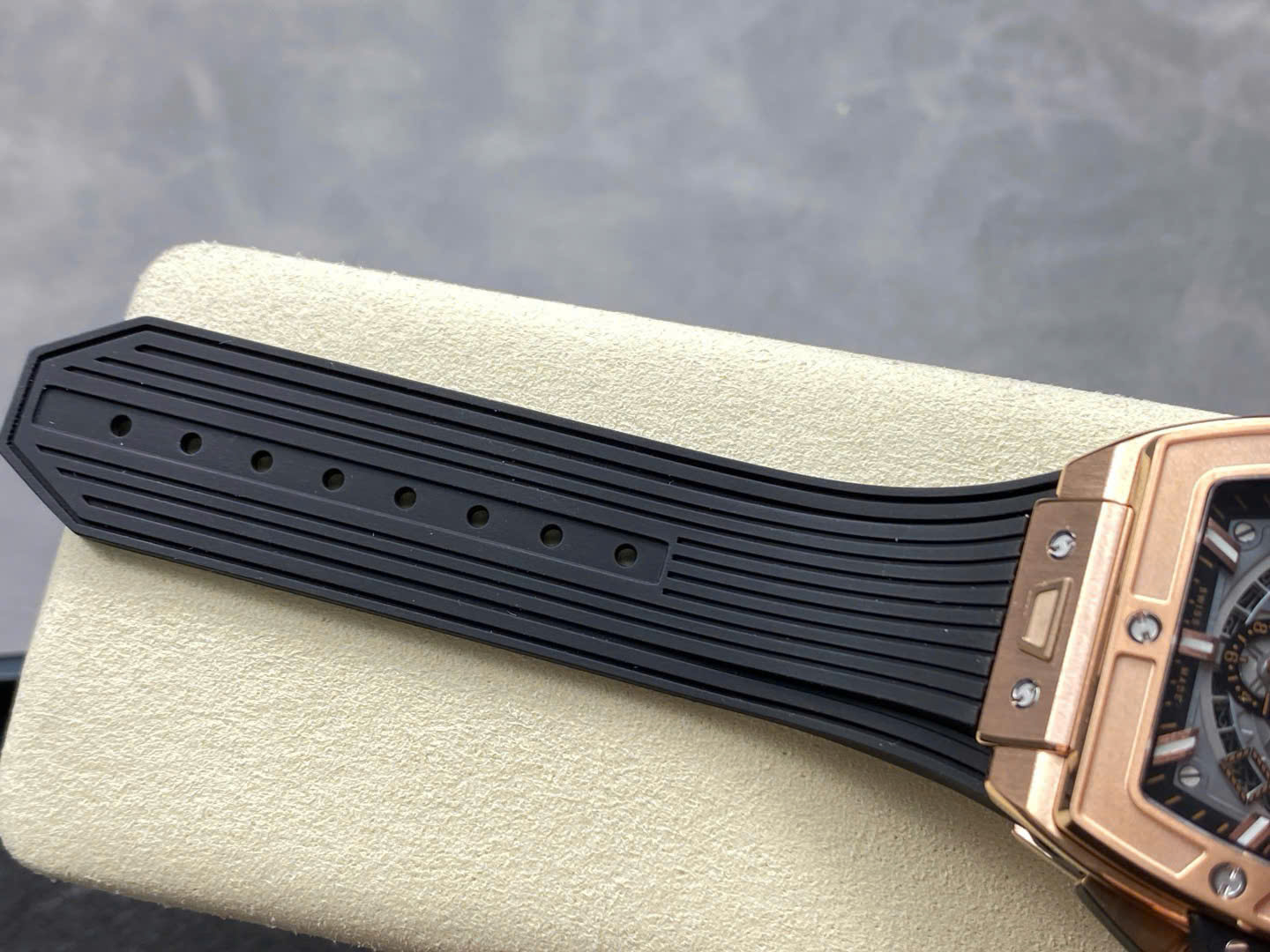 Đồng Hồ Hublot Spirit Of Big Bang King Gold Mặt Đen Chế Tác Nhà Máy BBF 42mm (1) Đồng Hồ Hublot Spirit Of Big Bang King Gold Mặt Đen Chế Tác Nhà Máy BBF 42mm (1)