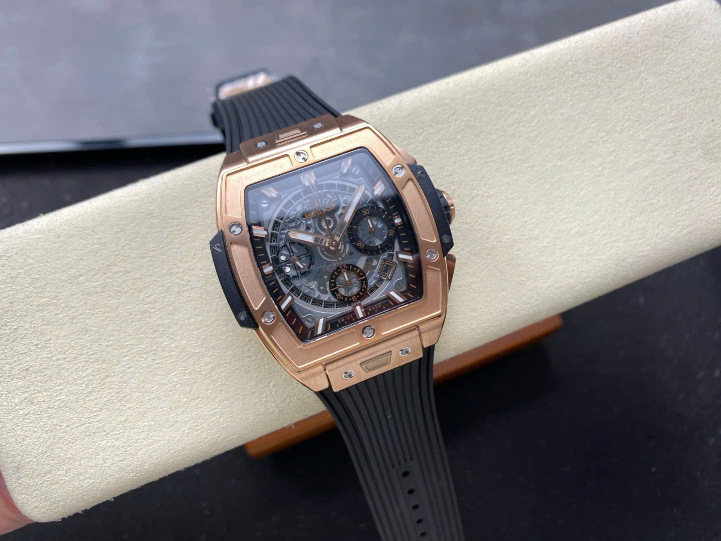 Đồng Hồ Hublot Spirit Of Big Bang King Gold Mặt Đen Chế Tác Nhà Máy BBF 42mm (2) Đồng Hồ Hublot Spirit Of Big Bang King Gold Mặt Đen Chế Tác Nhà Máy BBF 42mm (1)