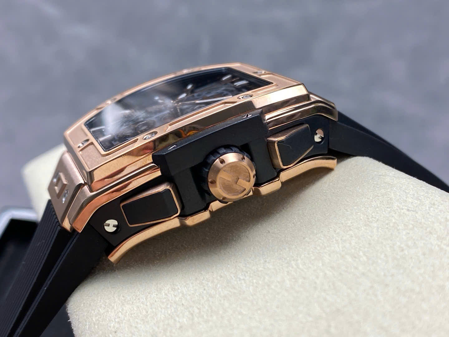 Đồng Hồ Hublot Spirit Of Big Bang King Gold Mặt Đen Chế Tác Nhà Máy BBF 42mm (3) Đồng Hồ Hublot Spirit Of Big Bang King Gold Mặt Đen Chế Tác Nhà Máy BBF 42mm (1)