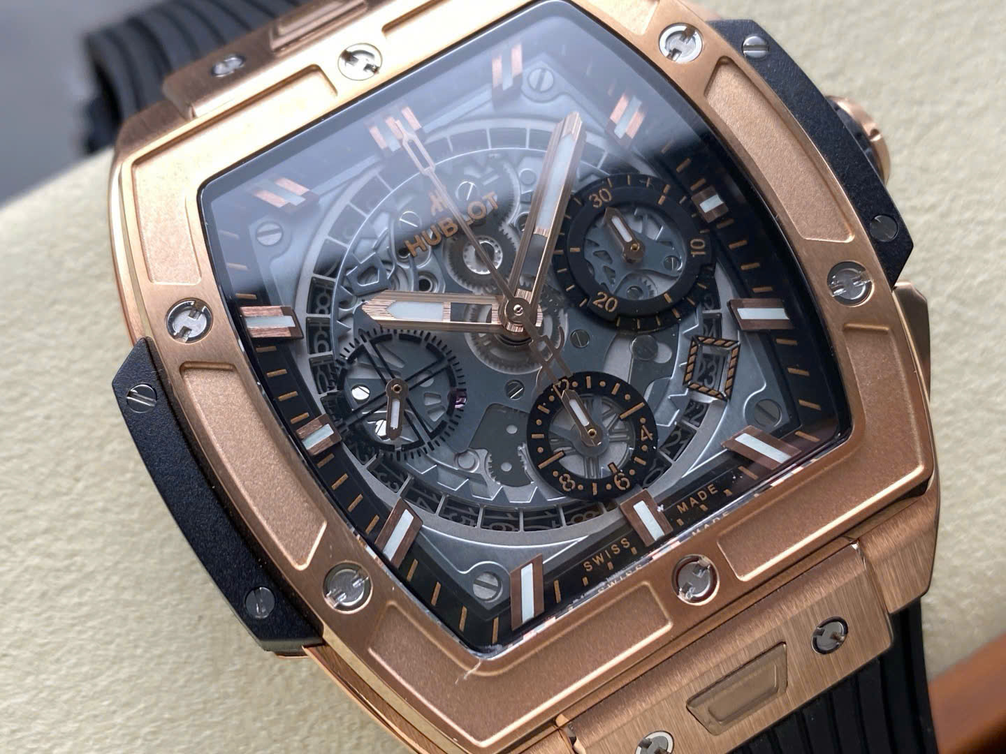 Đồng Hồ Hublot Spirit Of Big Bang King Gold Mặt Đen Chế Tác Nhà Máy BBF 42mm (4) Đồng Hồ Hublot Spirit Of Big Bang King Gold Mặt Đen Chế Tác Nhà Máy BBF 42mm (1)