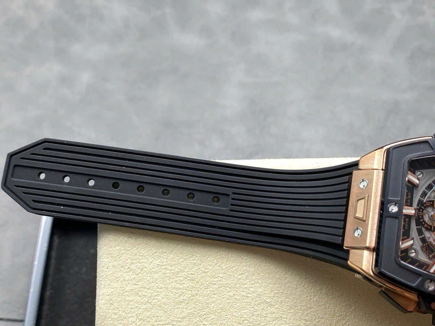 Đồng Hồ Hublot Spirit Of Big Bang King Gold Viền Gốm Đen Chế Tác Xưởng BBF 42mm (1) Đồng Hồ Hublot Spirit Of Big Bang King Gold Viền Gốm Đen Chế Tác Xưởng BBF 42mm (1)