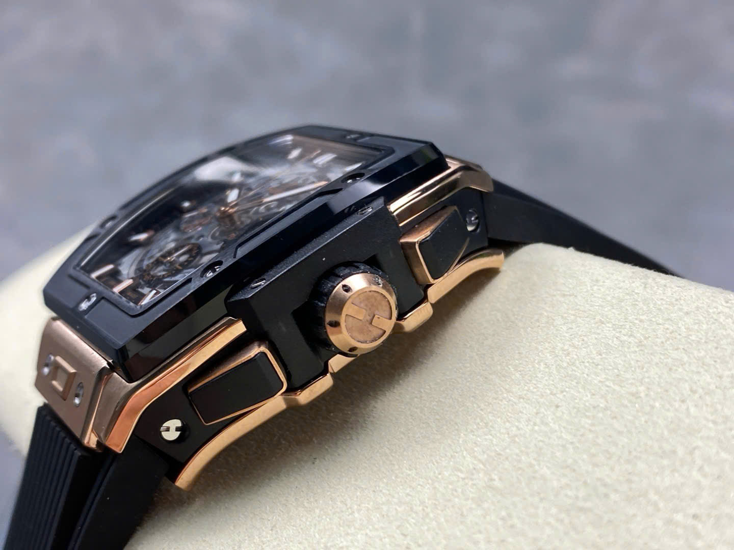 Đồng Hồ Hublot Spirit Of Big Bang King Gold Viền Gốm Đen Chế Tác Xưởng BBF 42mm (2) Đồng Hồ Hublot Spirit Of Big Bang King Gold Viền Gốm Đen Chế Tác Xưởng BBF 42mm (1)