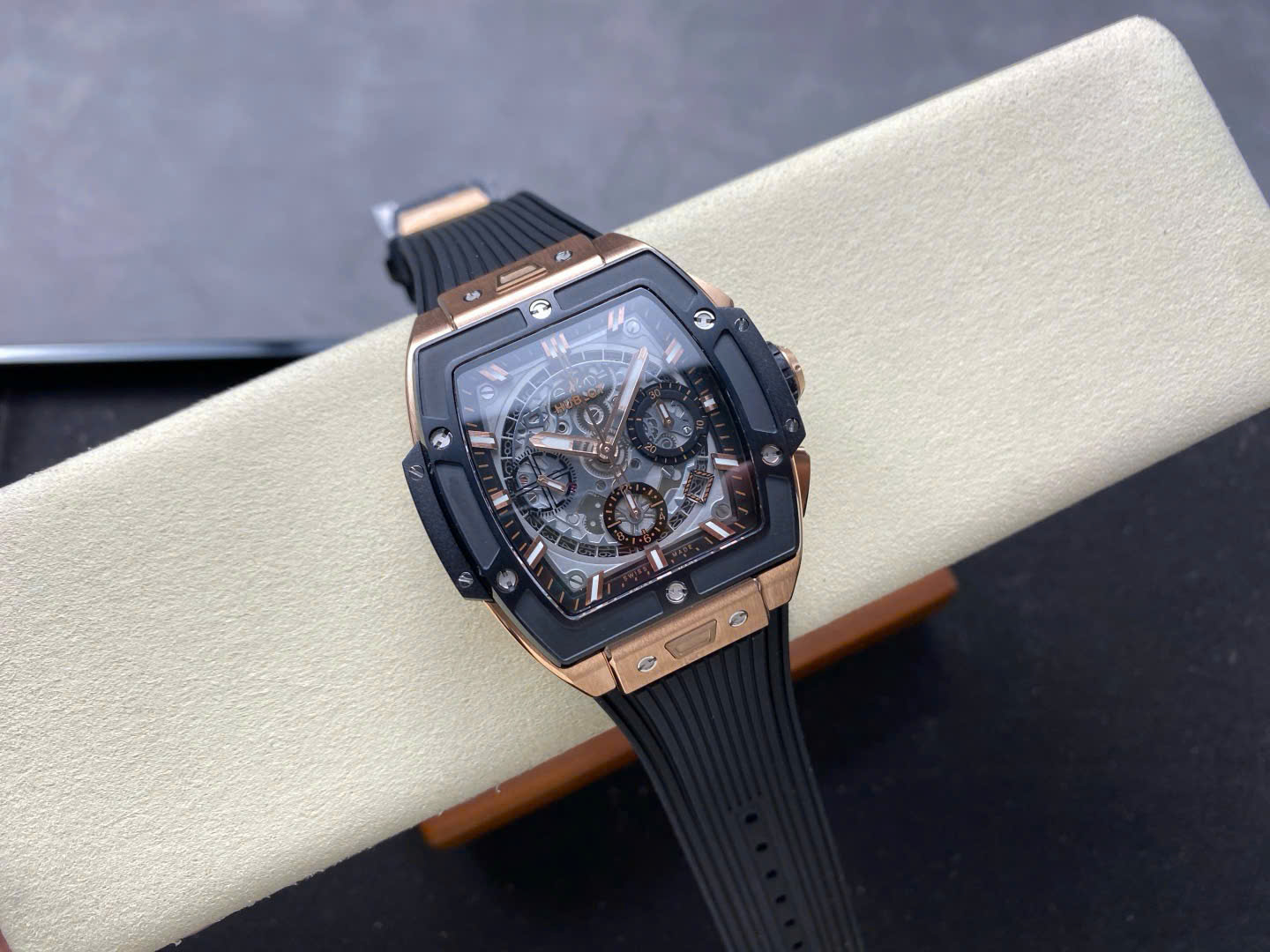Đồng Hồ Hublot Spirit Of Big Bang King Gold Viền Gốm Đen Chế Tác Xưởng BBF 42mm (7) Đồng Hồ Hublot Spirit Of Big Bang King Gold Viền Gốm Đen Chế Tác Xưởng BBF 42mm (1)