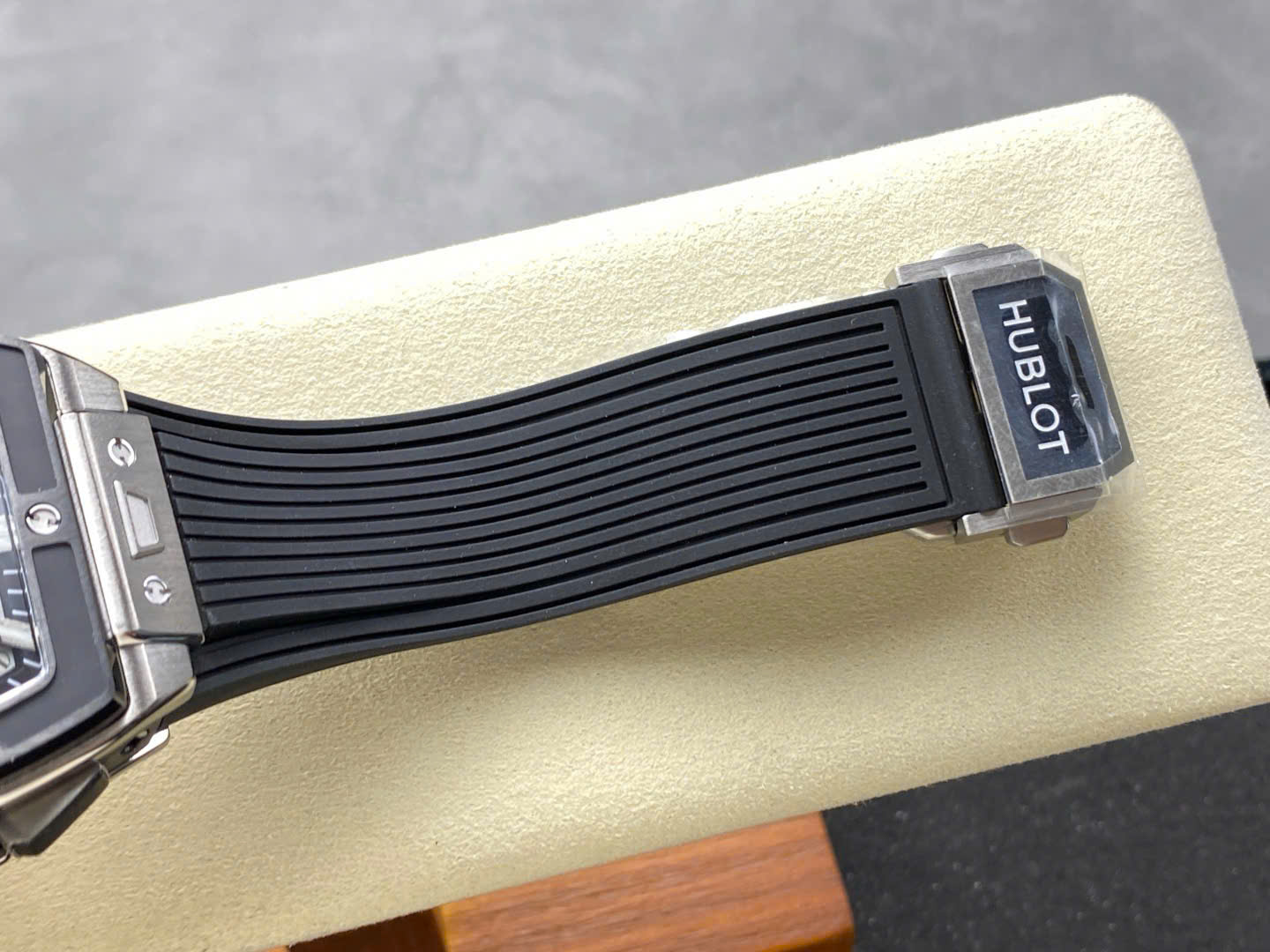 Đồng Hồ Hublot Spirit Of Big Bang TItanium Viền Gốm Đen Rep 11 Nhà Máy BBF 42mm (10) Đồng Hồ Hublot Spirit Of Big Bang TItanium Viền Gốm Đen Rep 11 Nhà Máy BBF 42mm (10)