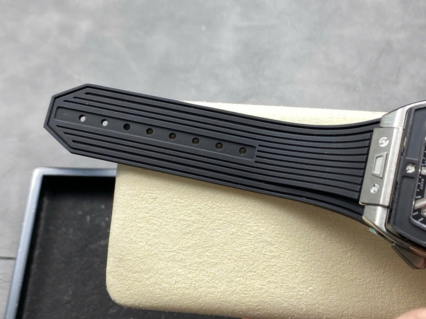 Đồng Hồ Hublot Spirit Of Big Bang TItanium Viền Gốm Đen Rep 11 Nhà Máy BBF 42mm (2) Đồng Hồ Hublot Spirit Of Big Bang TItanium Viền Gốm Đen Rep 11 Nhà Máy BBF 42mm (10)