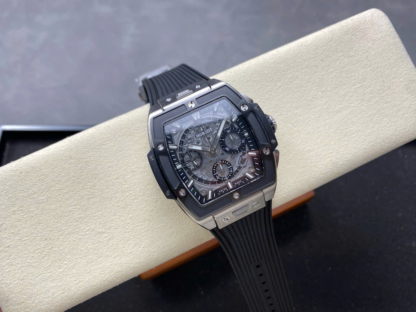 Đồng Hồ Hublot Spirit Of Big Bang TItanium Viền Gốm Đen Rep 11 Nhà Máy BBF 42mm (4) Đồng Hồ Hublot Spirit Of Big Bang TItanium Viền Gốm Đen Rep 11 Nhà Máy BBF 42mm (10)