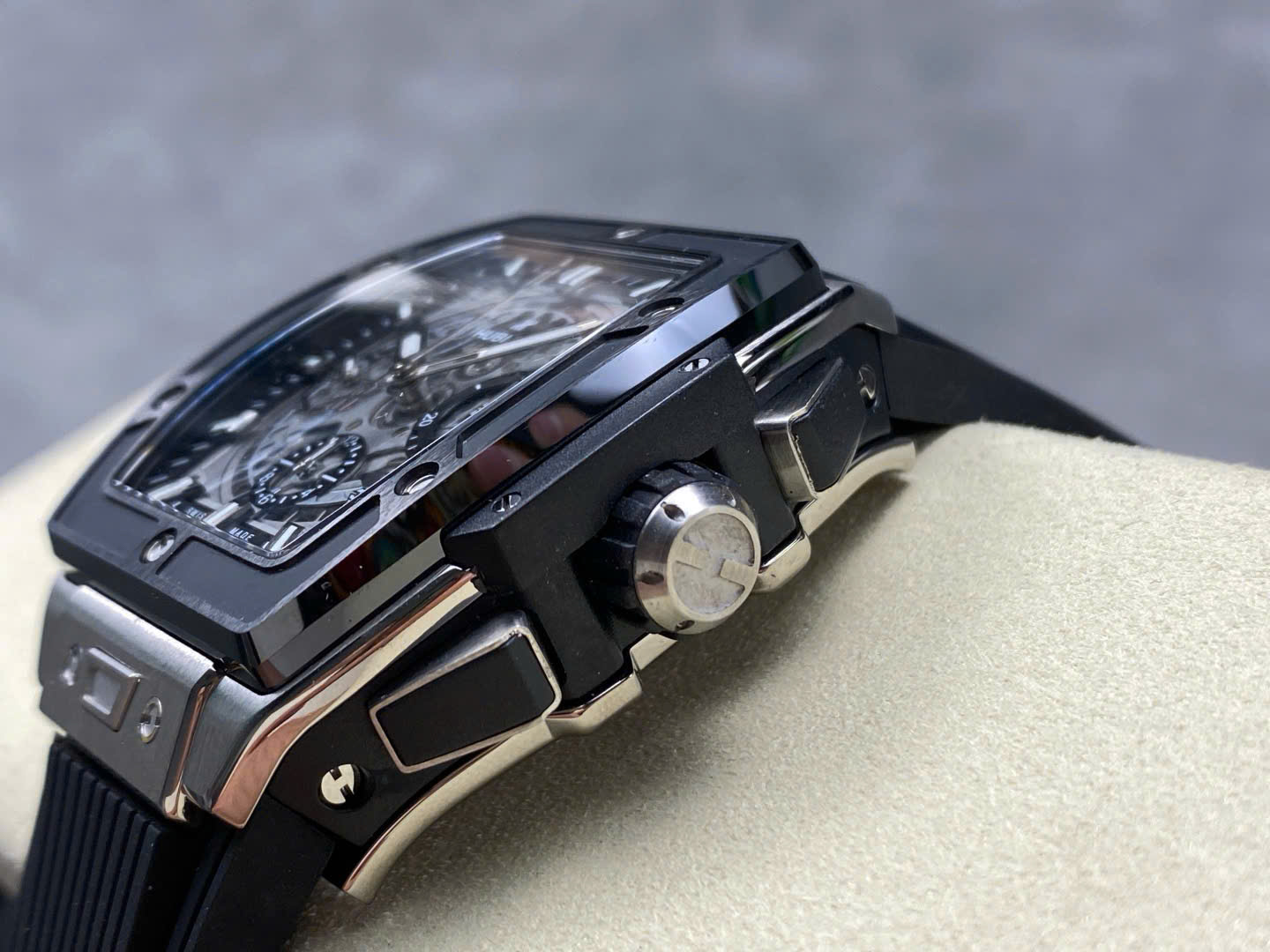 Đồng Hồ Hublot Spirit Of Big Bang TItanium Viền Gốm Đen Rep 11 Nhà Máy BBF 42mm (6) Đồng Hồ Hublot Spirit Of Big Bang TItanium Viền Gốm Đen Rep 11 Nhà Máy BBF 42mm (10)