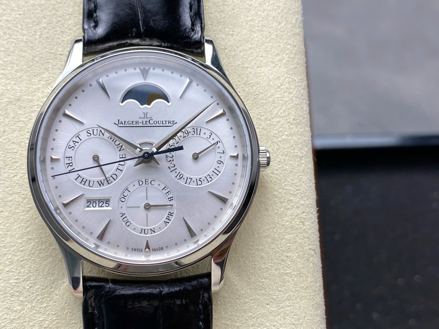 Đồng Hồ Jaeger LeCoultre Master Ultra Slim Perpetual Calendar Mặt Trắng VR Factory 39mm (1) Đồng Hồ Jaeger LeCoultre Master Ultra Slim Perpetual Calendar Mặt Trắng VR Factory 39mm (4)